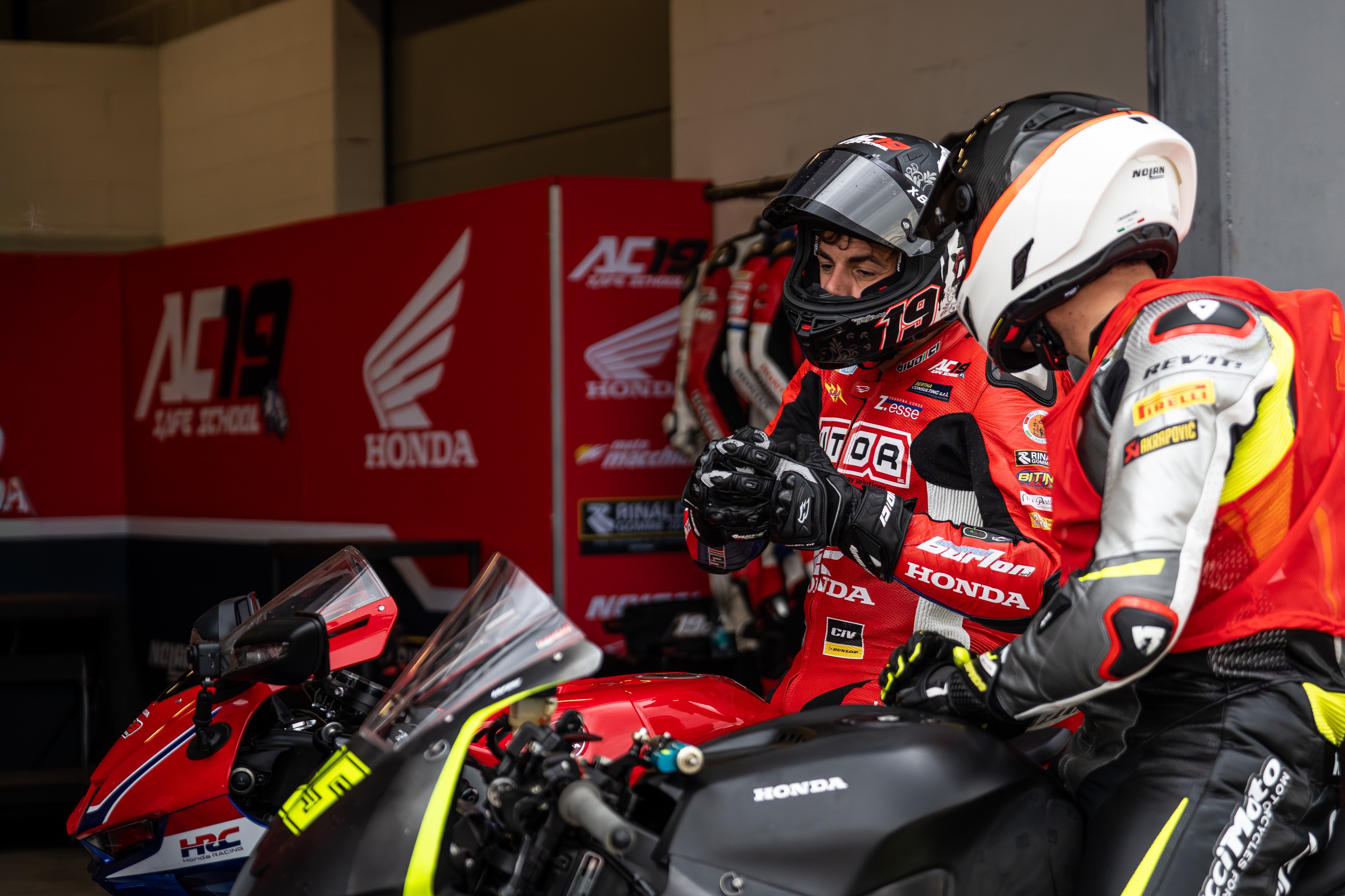 Piloti AC19 Safe School in circuito