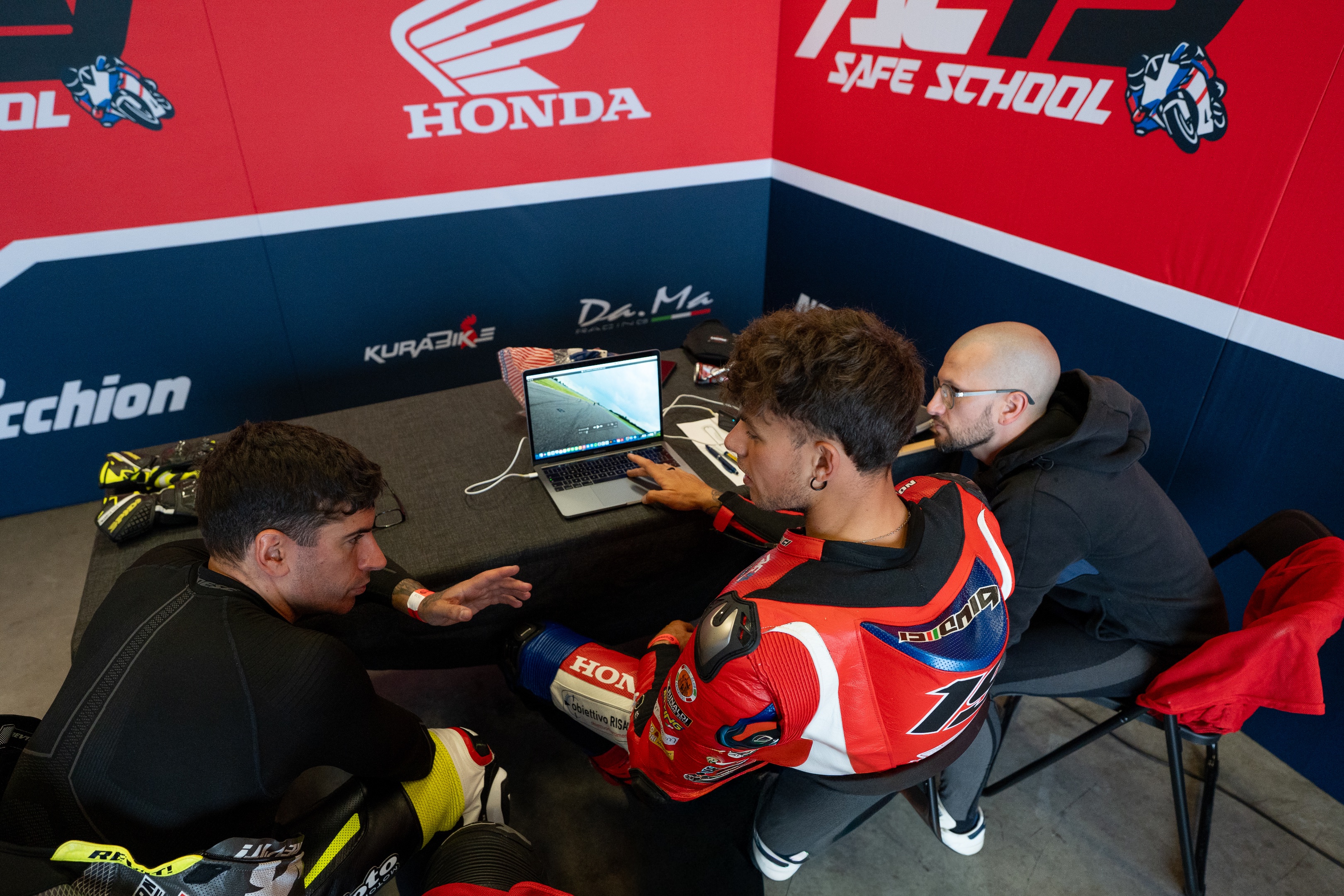 Briefing tecnico AC19 Safe School nel paddock