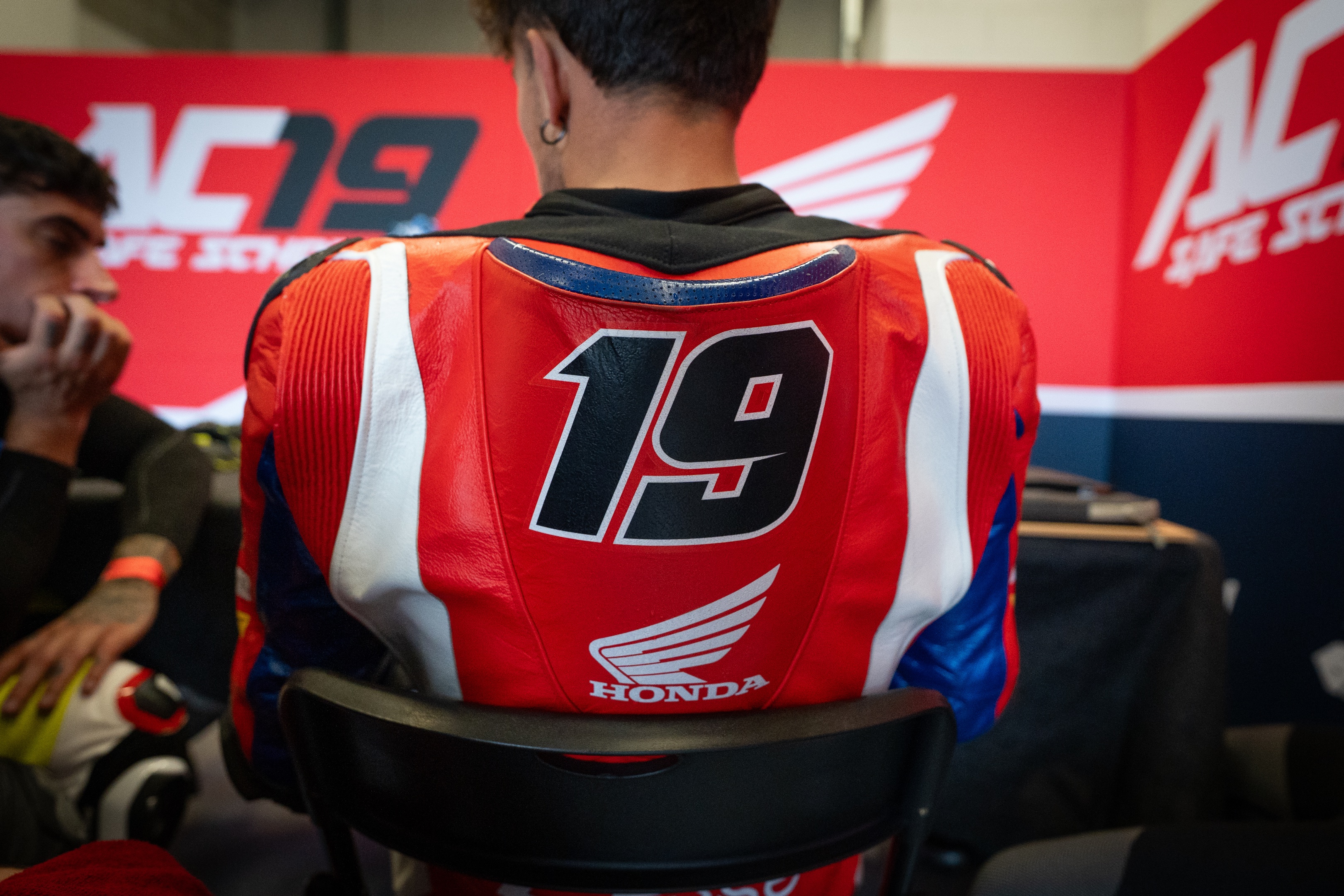 Costantino Alessandro con tuta racing AC19 nel paddock Honda