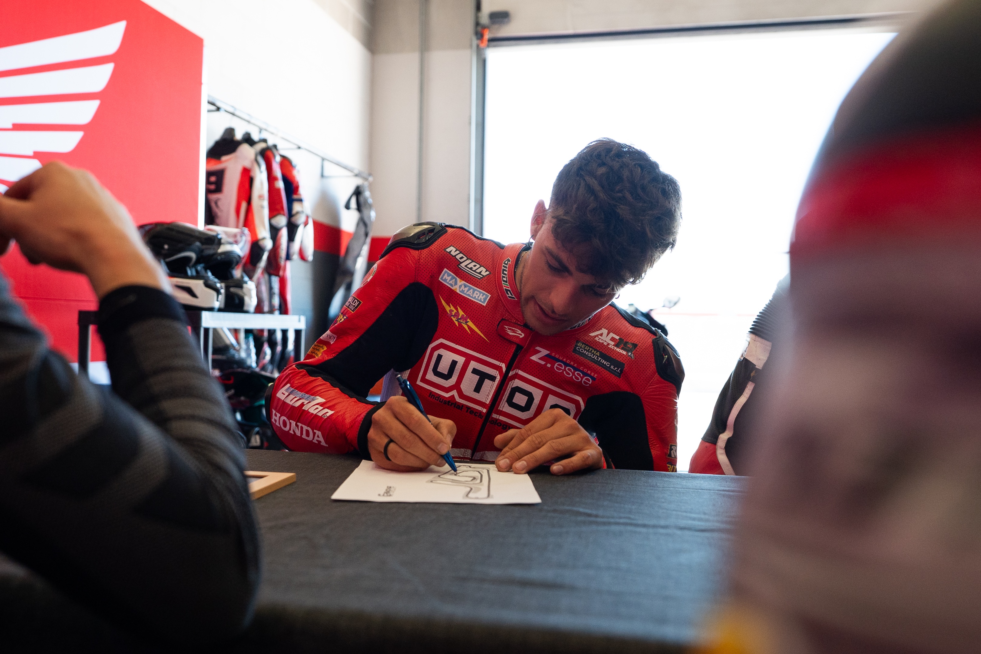 Coaching moto pista AC19 durante prove libere