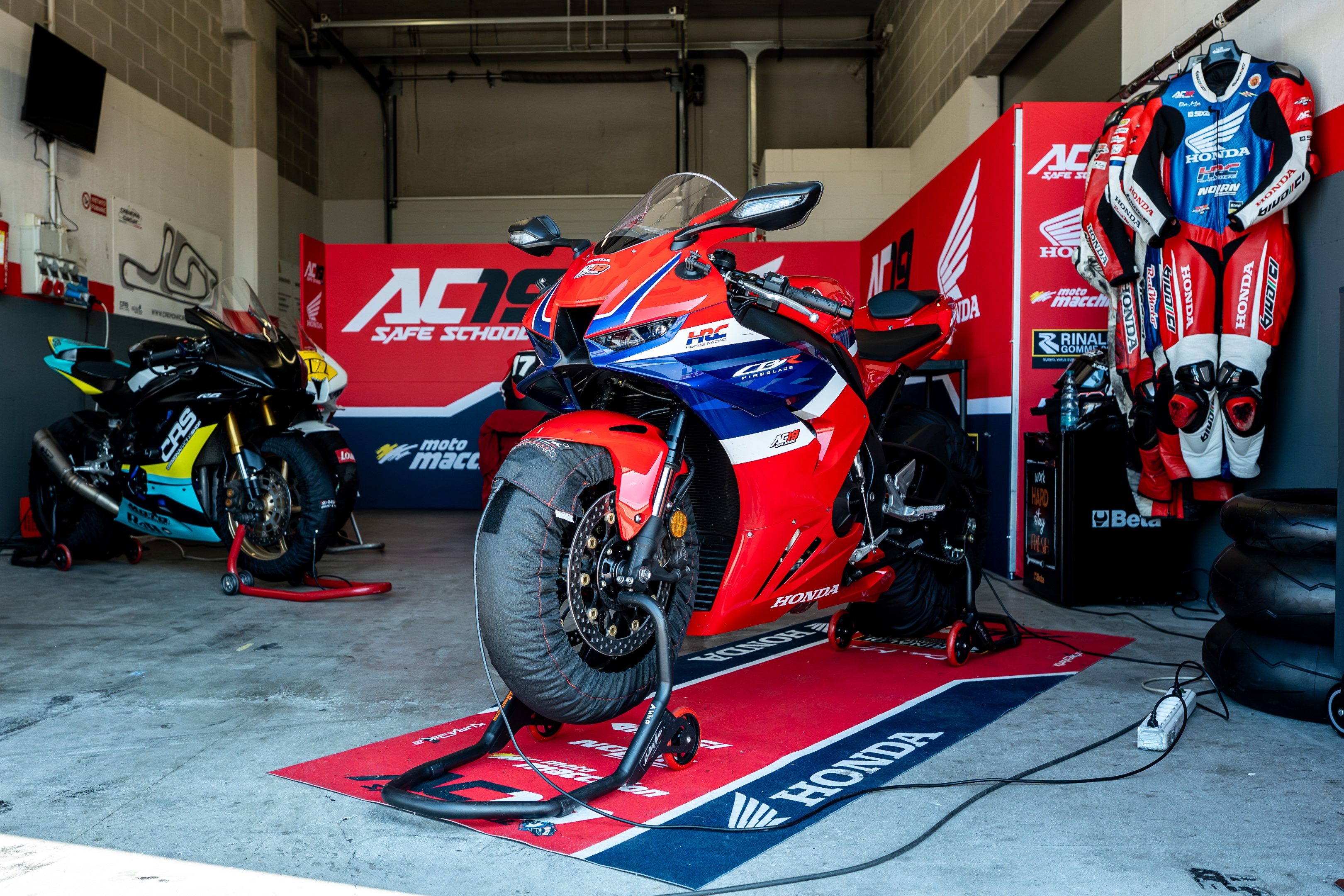 Moto ed equipaggiamento disponibili nel paddock AC19 Safe School